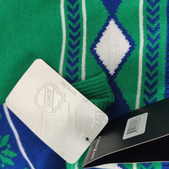 Vancouver Canucks Women's Christmas NHL sweater size Large New - Picture 8 of 10